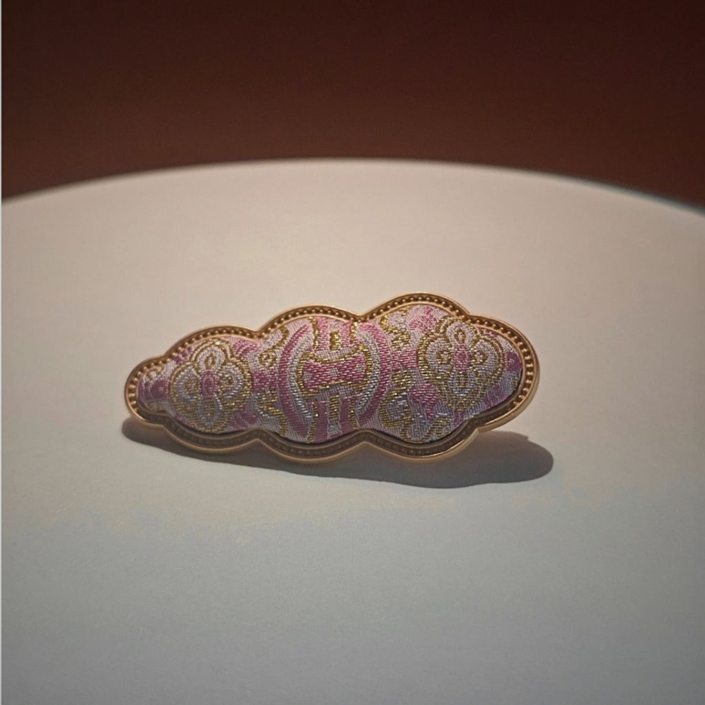 Jinherit Auspicious Cloud Song Brocade silk hair clip in Pink Gold, featuring warm pink-gold brocade, rounded cloud form, and elegant silk hair accessory styling.