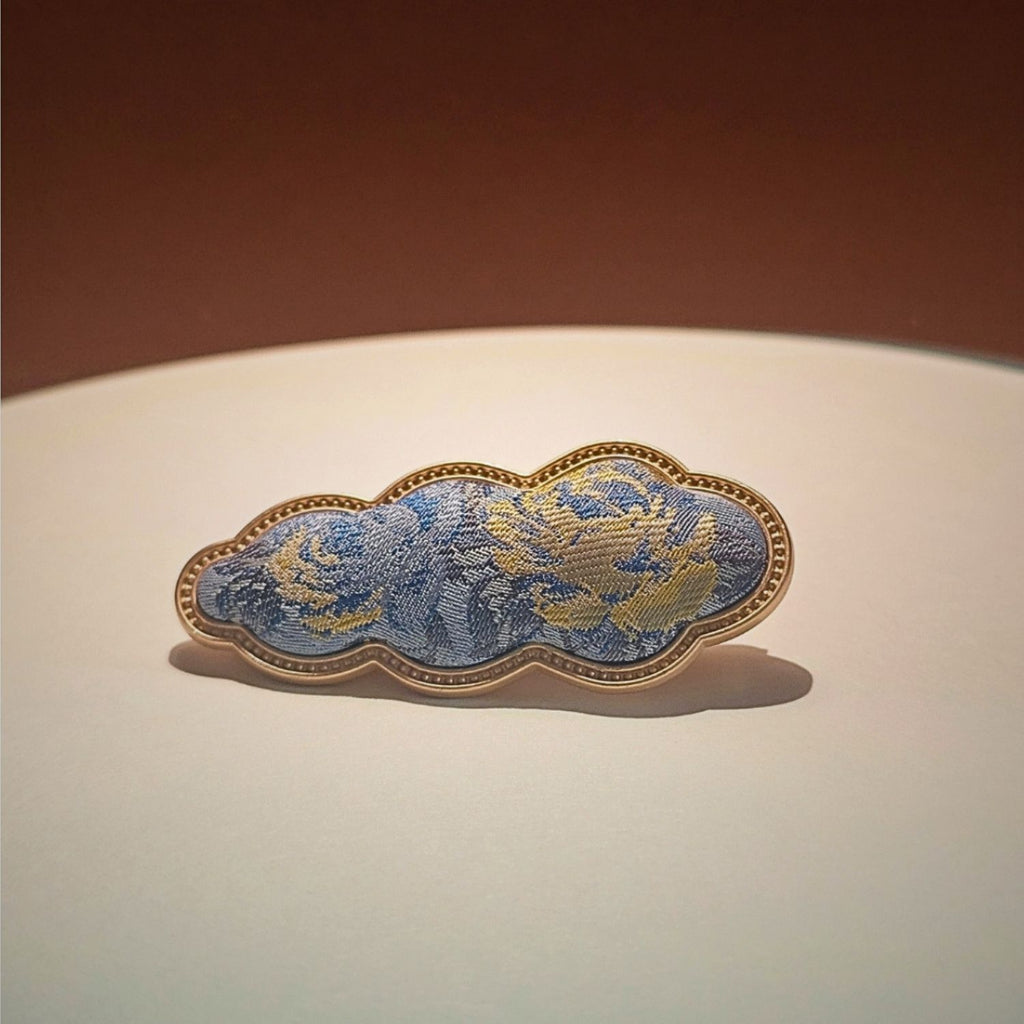Jinherit Auspicious Cloud Song Brocade silk hair clip in Silver Blue, highlighting cool blue-silver brocade sheen, cloud-shaped frame, and refined textile detail.