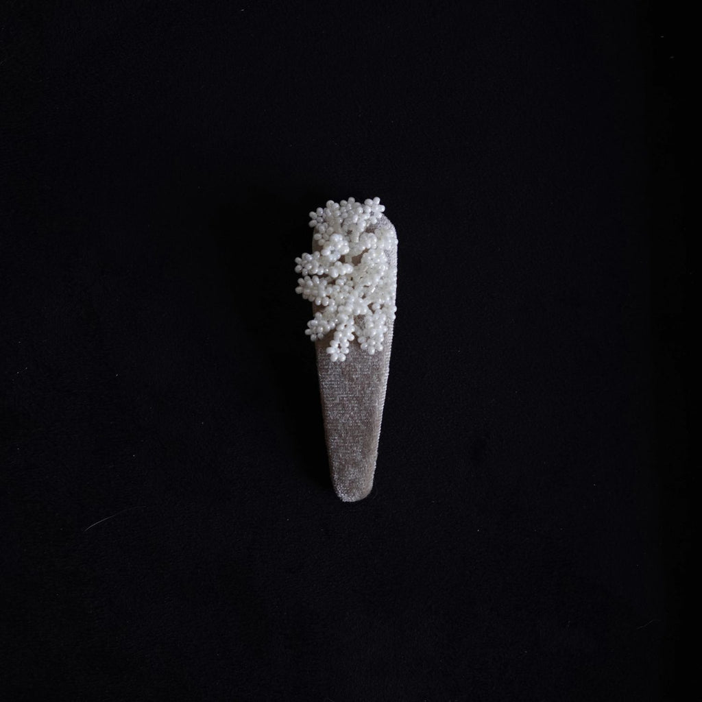 Jinherit Frosted Bloom grey velvet Snap Clip detail, featuring ivory hand-beaded floral texture, pearl-like glass bead shimmer, and a refined elongated hair clip silhouette.