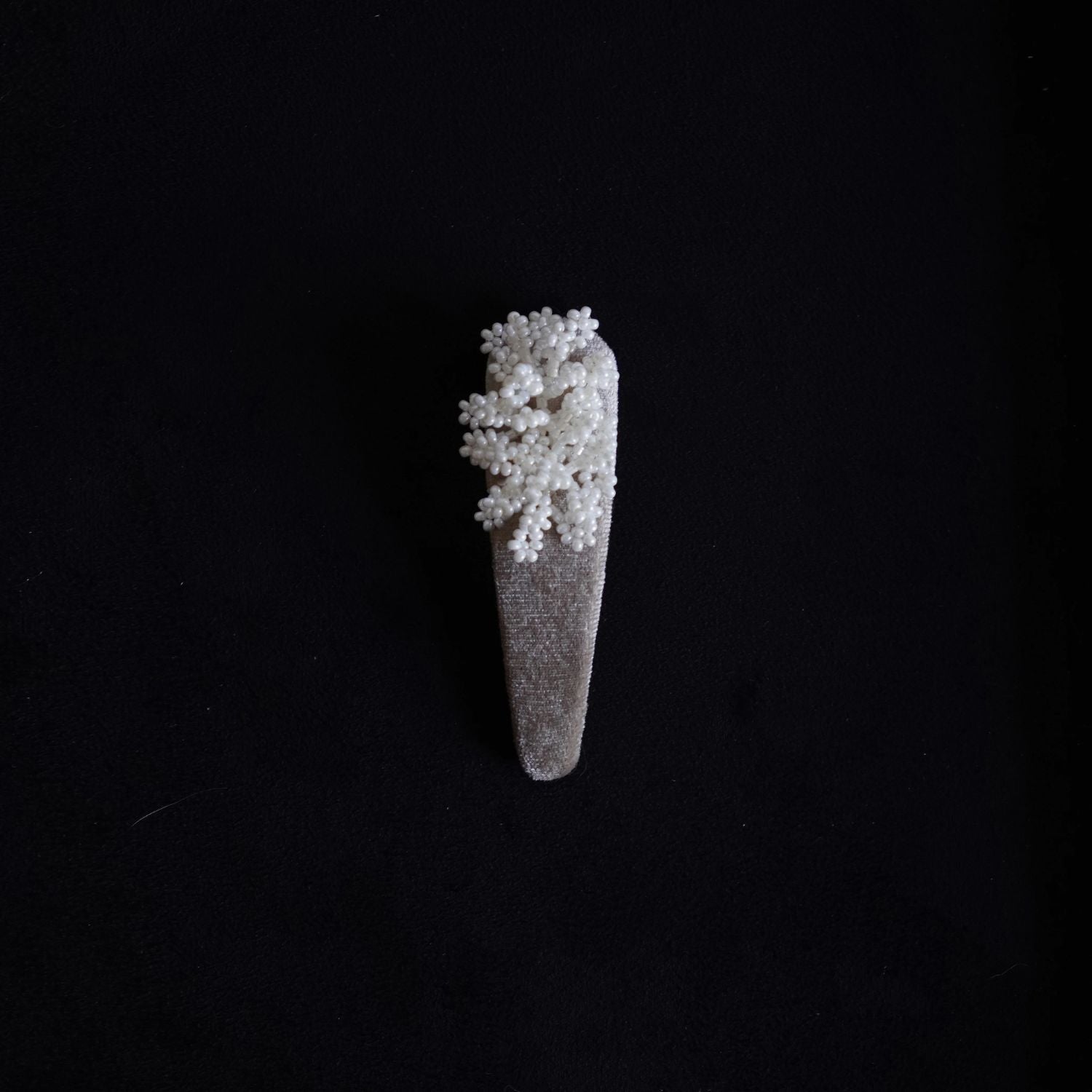 Jinherit Frosted Bloom grey velvet Snap Clip detail, featuring ivory hand-beaded floral texture, pearl-like glass bead shimmer, and a refined elongated hair clip silhouette.