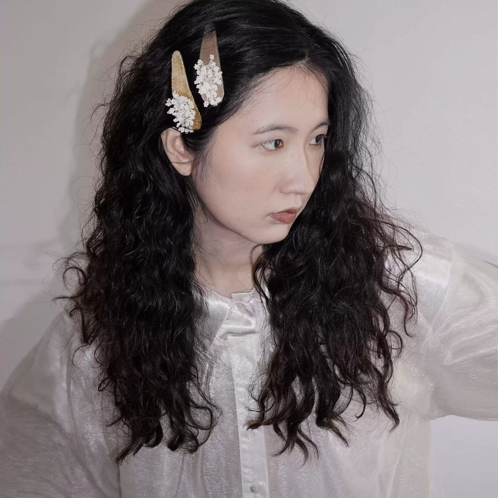 Jinherit Frosted Bloom ivory beaded velvet Snap Clip worn by a model, showing its floral beadwork, soft vintage mood, and polished side-hair styling.