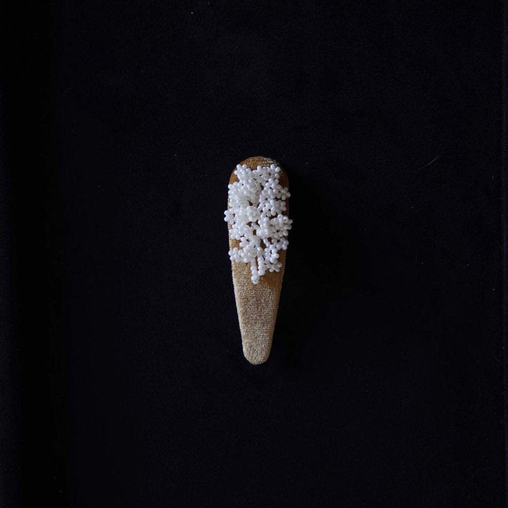 Jinherit Frosted Bloom yellow velvet Snap Clip detail, showing clustered ivory beadwork, hand-stitched floral surface, and a slim Snap Clip design for elegant hair styling.