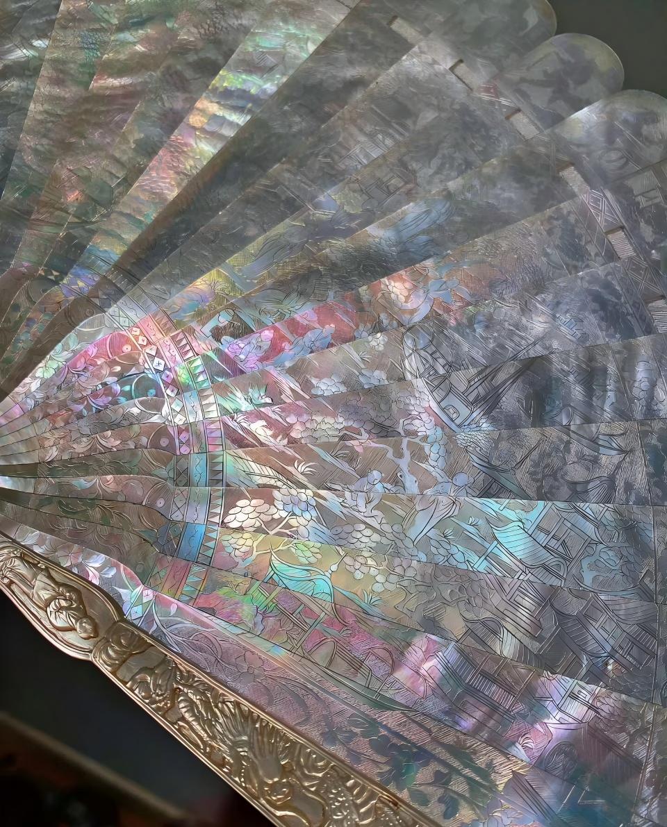 Jinherit brand story section featuring an iridescent mother-of-pearl inlay fan beside the “Glint in Every Glance” text.