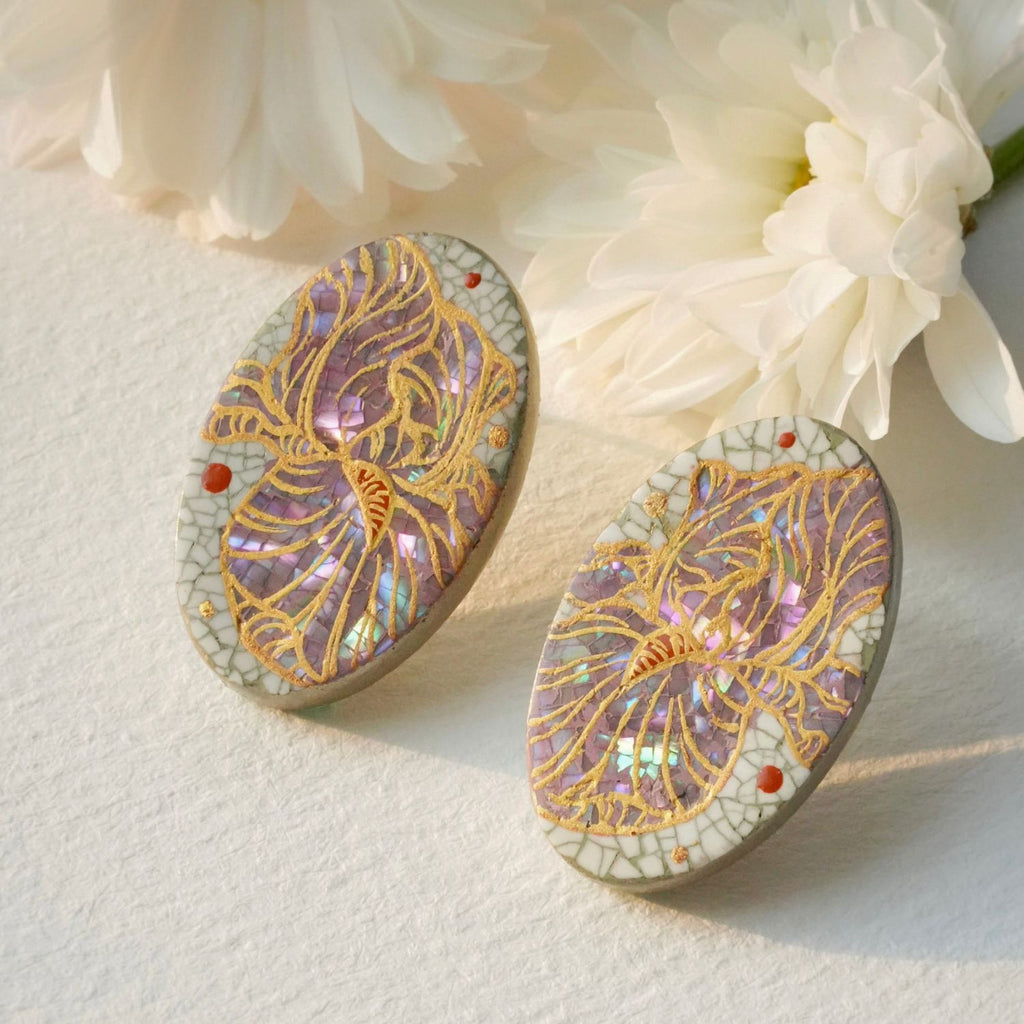 Jinherit Iris Reverie mother-of-pearl inlay ring pair detail, highlighting luminous shell fragments, hand-polished Chinese lacquer, eggshell mosaic texture, and fine gold detailing.