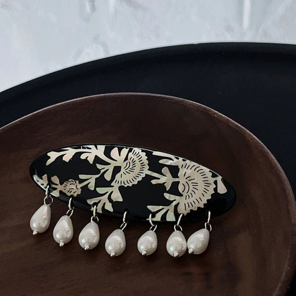 Jinherit Moonlit Garden Luodian-inspired shell inlay hair clip detail, highlighting iridescent mother-of-pearl flowers, pearl drops, and refined floral craftsmanship.