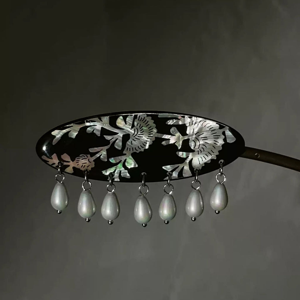 Jinherit Moonlit Garden mother-of-pearl inlay hair clip, featuring Luodian-inspired shell flowers, a glossy black base, suspended pearl drops, and a gold-tone flat alligator clip.