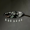 Jinherit Moonlit Garden mother-of-pearl inlay hair clip, featuring Luodian-inspired shell flowers, a glossy black base, suspended pearl drops, and a gold-tone flat alligator clip.