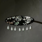 Jinherit Moonlit Garden mother-of-pearl inlay hair clip, featuring Luodian-inspired shell flowers, a glossy black base, suspended pearl drops, and a gold-tone flat alligator clip.