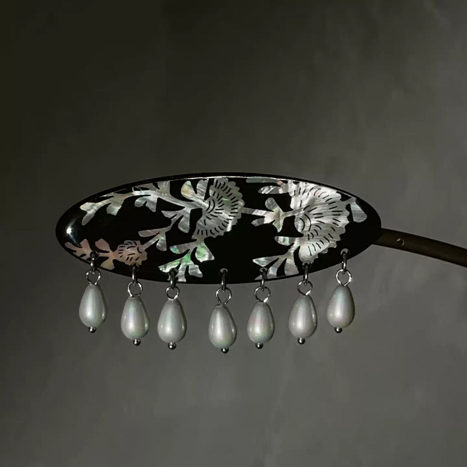 Jinherit Moonlit Garden mother-of-pearl inlay hair clip, featuring Luodian-inspired shell flowers, a glossy black base, suspended pearl drops, and a gold-tone flat alligator clip.