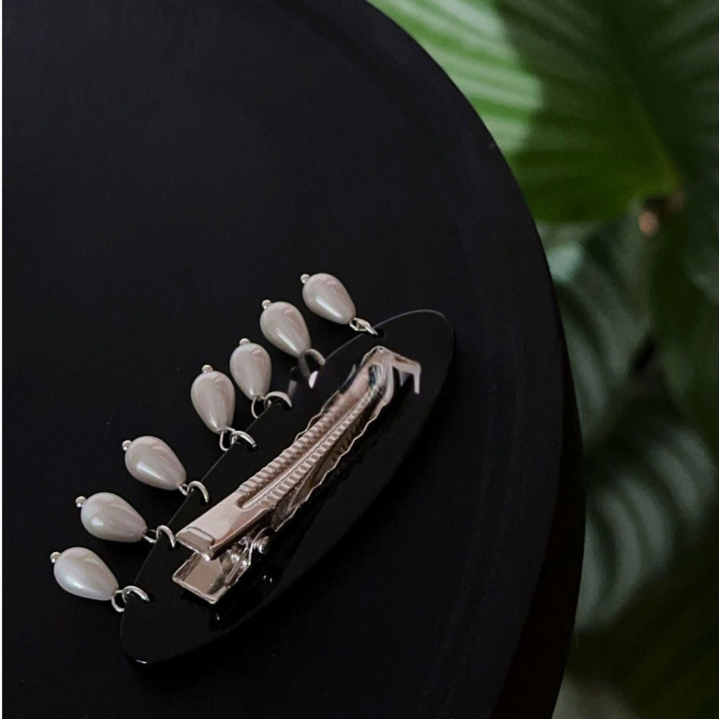 Jinherit Moonlit Garden pearl drop shell inlay hair clip displayed in dark styling, featuring luminous mother-of-pearl floral detail and elegant suspended pearls.