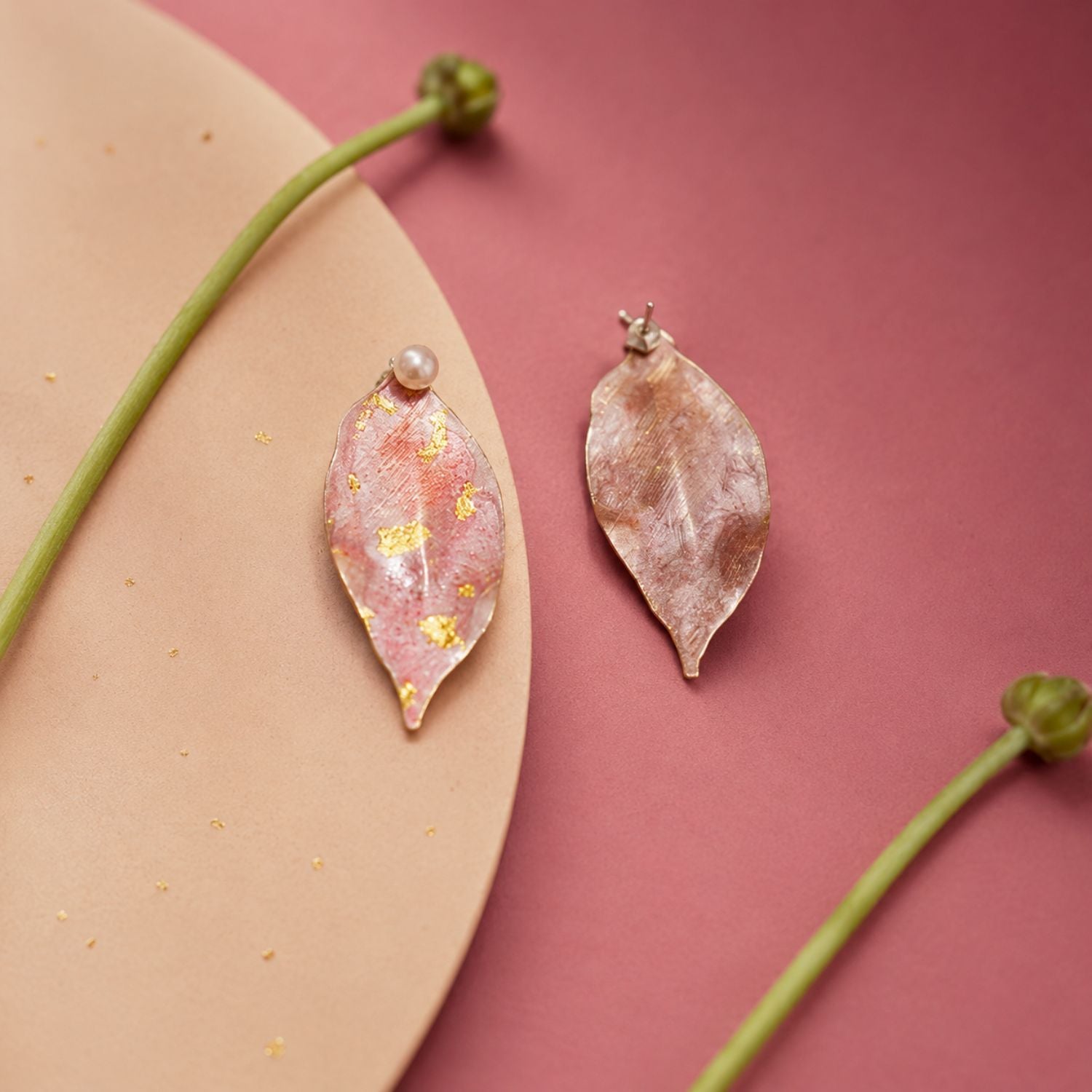 asymmetric-hand-painted-petal-earrings-front-back-detail
Jinherit Spring Reverie asymmetric hand-painted petal earrings front and back detail, showing the painterly pink petal surface, asymmetric sizing, and reverse construction.